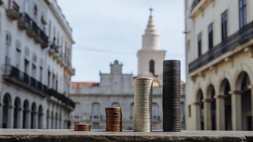 Imagen conceptual representando el debate económico sobre el futuro de Cuba con edificios históricos