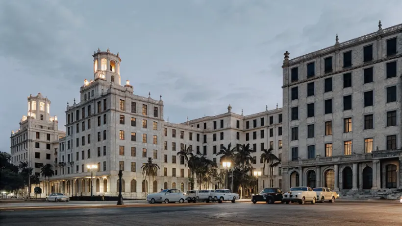 Vista nocturna de los casinos del Hotel Nacional y Riviera en La Habana durante los años 1950