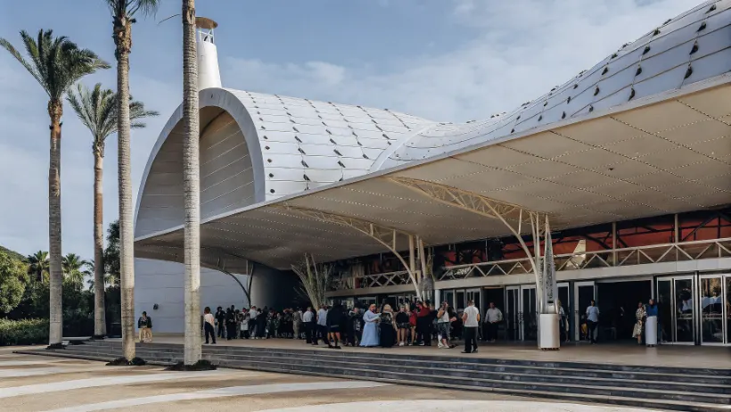 Exterior del Seminole Hard Rock Casino en Miami con cubanoamericanos llegando al establecimiento