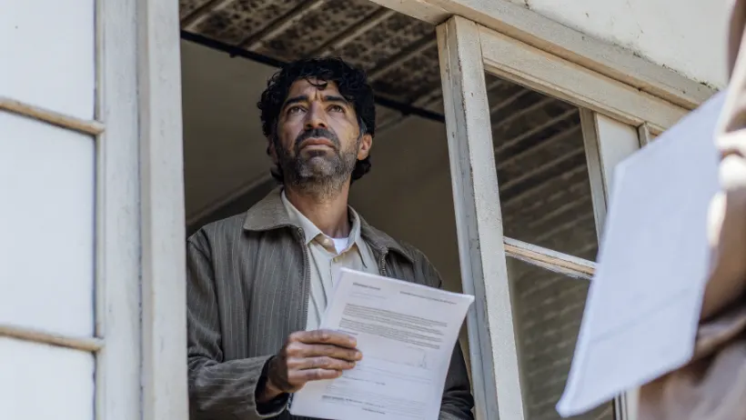 Oswaldo Payá con documentos del Varela Project mostrando firmas recolectadas para reformas democráticas